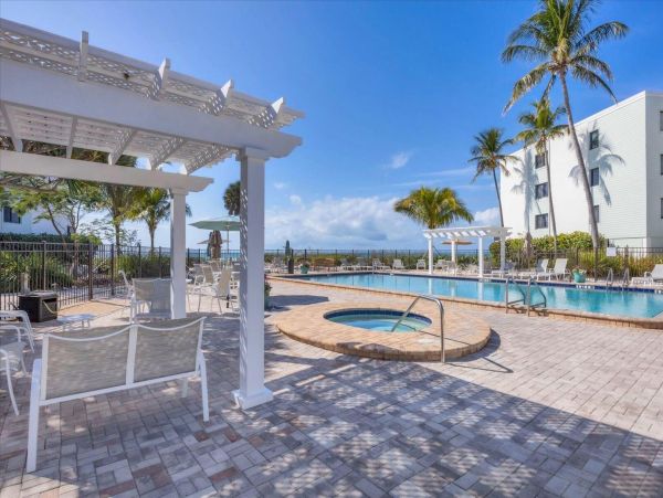 Boca Grande Two Bedroom Vacation Condo with Pool & Spa