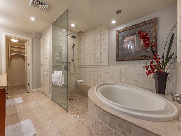 Maui Luxury Vacation Rental 3-Bedroom Villa with Private Lanai and Resort Pool