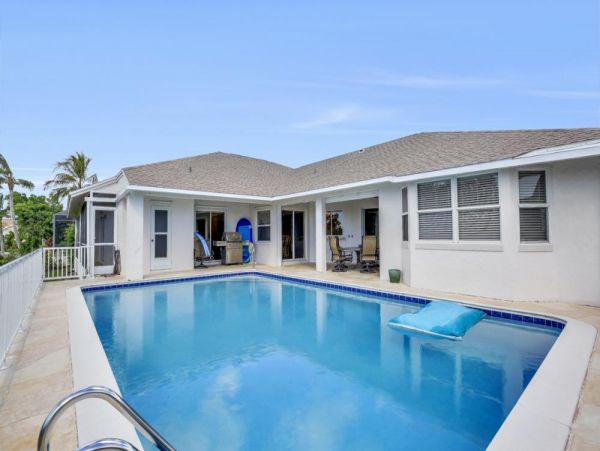 Marco Island Luxury Home with Five Bedrooms and Private Pool