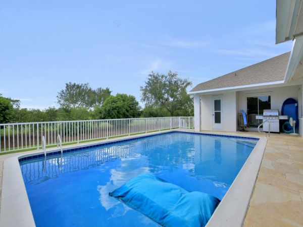 Marco Island Luxury Home with Five Bedrooms and Private Pool
