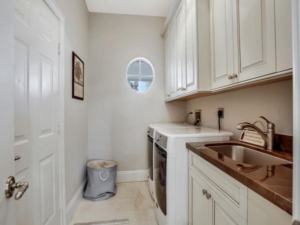 Marco Island Luxury Home with Five Bedrooms and Private Pool