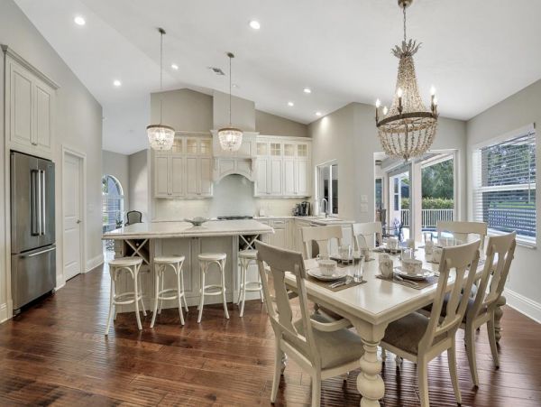 Marco Island Luxury Home with Five Bedrooms and Private Pool