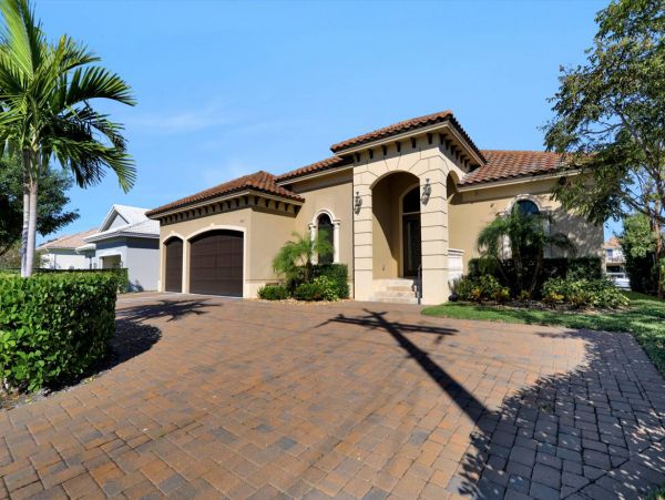 Stylish Comfort Throughout this Marco Pool Villa 3 Bedrooms