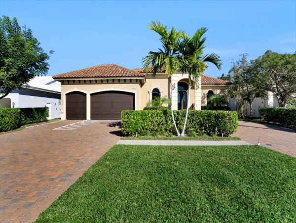 Stylish Comfort Throughout this Marco Pool Villa 3 Bedrooms