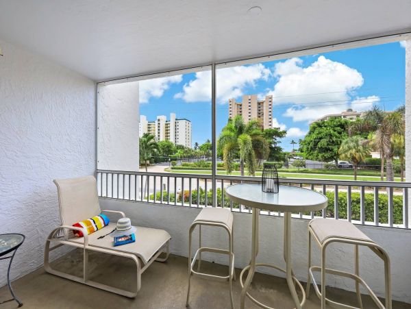 Marco Island Vacation Condo One Bedroom Walk to Beach