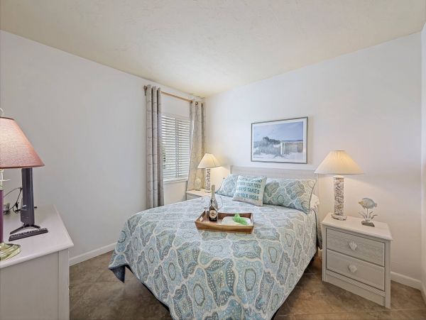 Marco Island Vacation Condo One Bedroom Walk to Beach