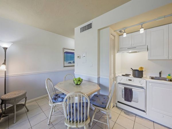 Marco Island Vacation Condo One Bedroom Walk to Beach