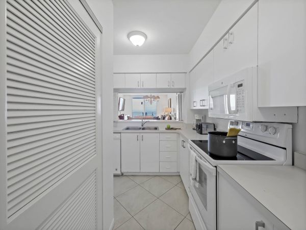 Coastal Bliss Meets Comfort in This Marco Island Beachfront Getaway