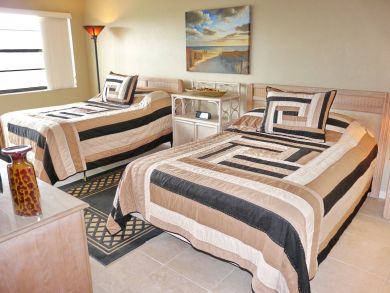 Luxurious Riverfront Condo Luxurious Riverfront Condo