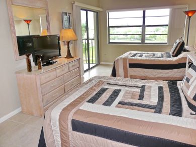 Luxurious Riverfront Condo Luxurious Riverfront Condo