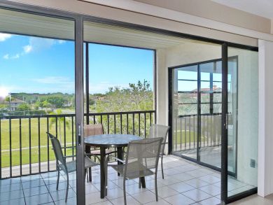 Luxurious Riverfront Condo Luxurious Riverfront Condo