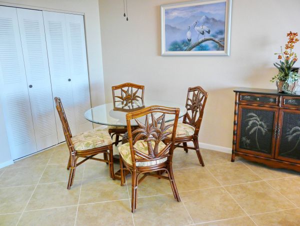 Marco Island Value Priced Beach Condo Sleeps 4 - Pool
