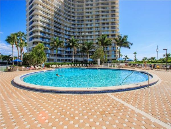 Marco Island Value Priced Beach Condo Sleeps 4 - Pool