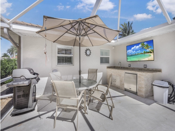 Marco Island Pool Vacation Home Walk to Beach 3 Bedrooms
