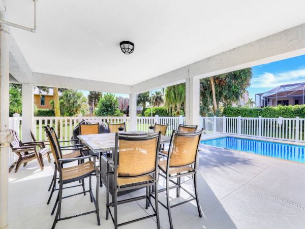 Marco Island Home Conveniently Located Near South Beach