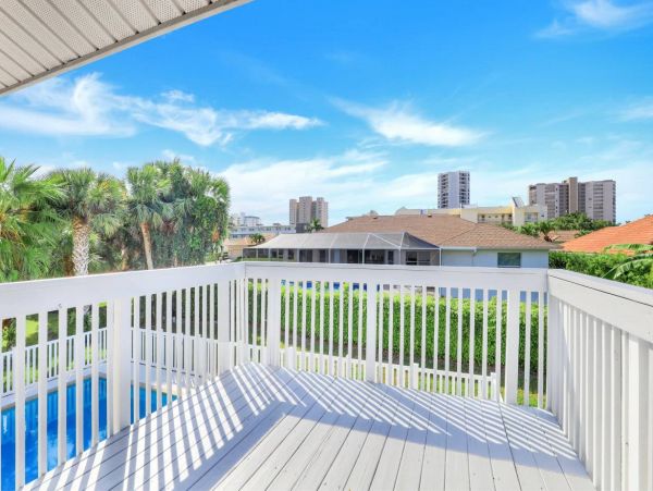 Marco Island Home Conveniently Located Near South Beach