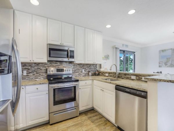 Marco Island Home Conveniently Located Near South Beach