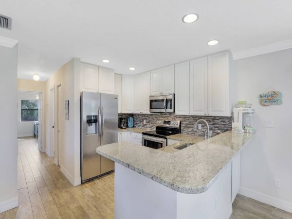 Marco Island Home Conveniently Located Near South Beach
