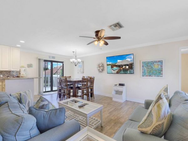 Marco Island Home Conveniently Located Near South Beach