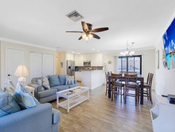 Marco Island Home Conveniently Located Near South Beach