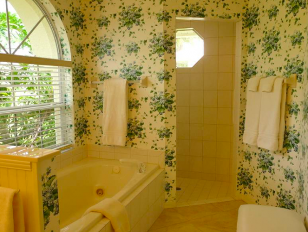 Three Bedroom, 2.5 Bathroom House in Marco Island