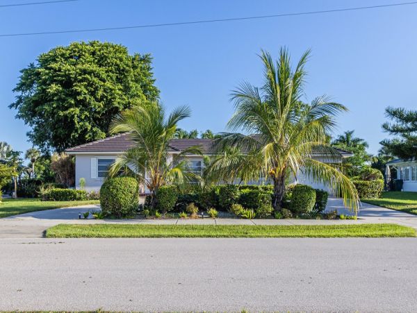 Marco Island Vacation Rental - Luxury 2-Bedroom Beach House with Pool & Golf Views