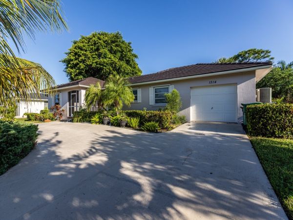 Marco Island Vacation Rental - Luxury 2-Bedroom Beach House with Pool & Golf Views