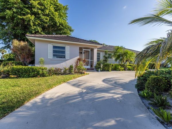 Marco Island Vacation Rental - Luxury 2-Bedroom Beach House with Pool & Golf Views