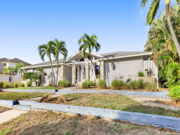 Marco Island Canal Front 3 Bedrooms Home with Caged Pool