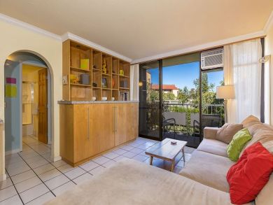 Across The Street From Charlie Young Beach Great Location