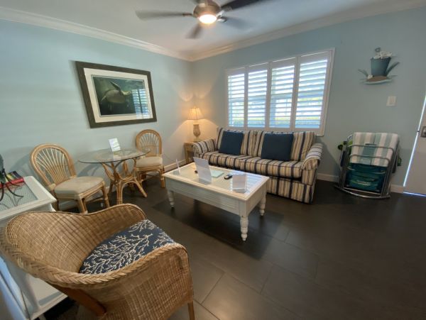 Siesta Key One Bedroom Vacation Condo Walk to Beach Sleeps 4