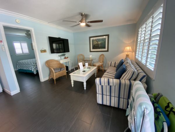 Siesta Key One Bedroom Vacation Condo Walk to Beach Sleeps 4