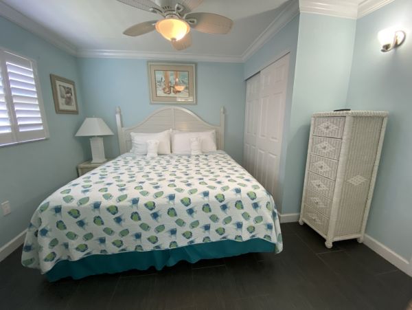Siesta Key One Bedroom Vacation Condo Walk to Beach Sleeps 4