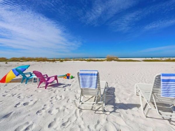 Siesta Key One Bedroom Vacation Condo Walk to Beach Sleeps 4
