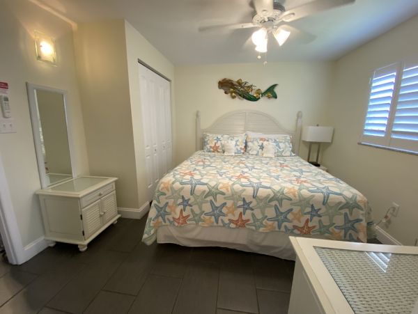 Siesta Key One Bedroom Vacation Condo Walk to Beach Sleeps 4