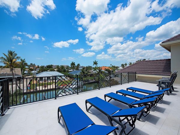Beautiful 6 Bedroom Vacation Home Canal Front  Pool & Spa