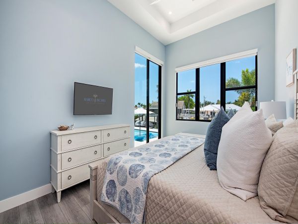 Beautiful 6 Bedroom Vacation Home Canal Front  Pool & Spa