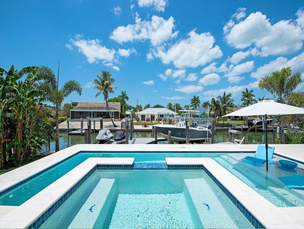 Beautiful 6 Bedroom Vacation Home Canal Front  Pool & Spa