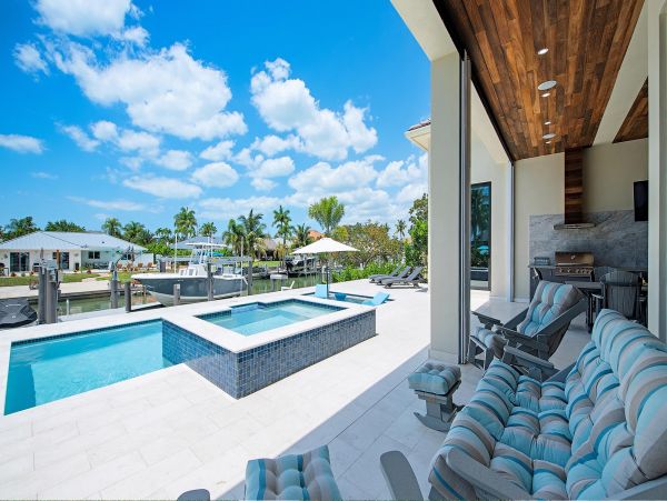 Beautiful 6 Bedroom Vacation Home Canal Front  Pool & Spa