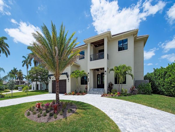 Beautiful 6 Bedroom Vacation Home Canal Front  Pool & Spa