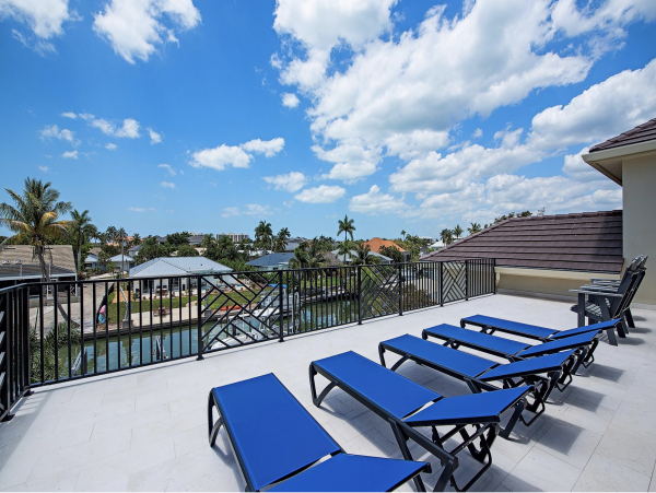Beautiful 6 Bedroom Vacation Home Canal Front  Pool & Spa