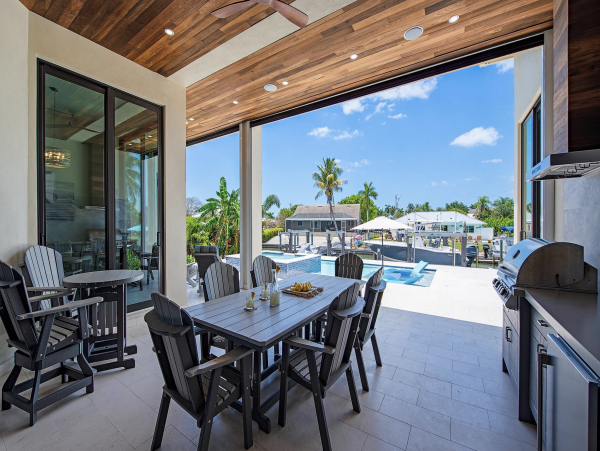 Beautiful 6 Bedroom Vacation Home Canal Front  Pool & Spa