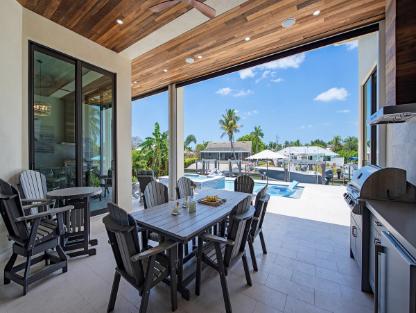 Beautiful 6 Bedroom Vacation Home Canal Front  Pool & Spa