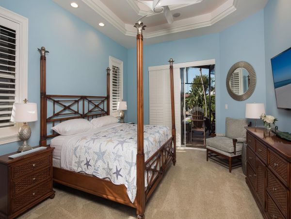 Canal Front  Vacation Home with Caged Pool in Marco Island