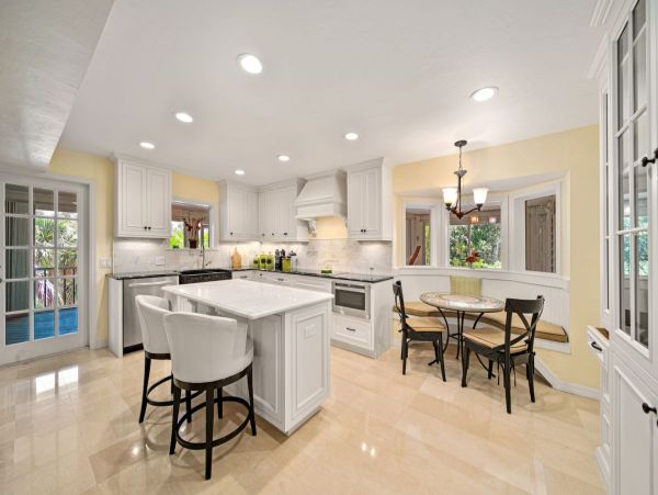 Luxury Four Bedroom Sanibel Vacation Home Close to Beach