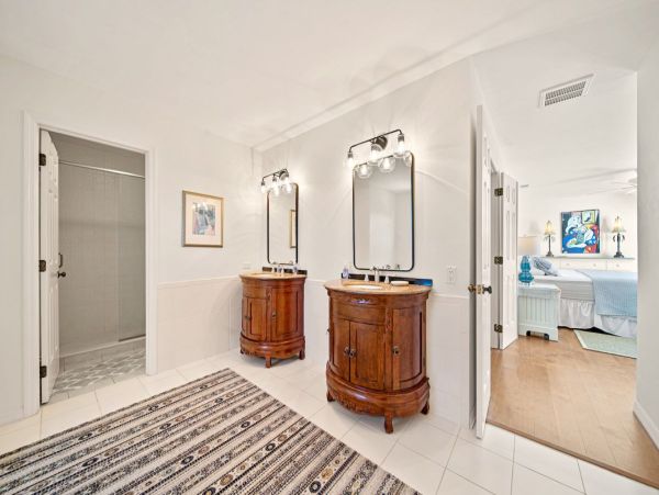 Luxury Four Bedroom Sanibel Vacation Home Close to Beach