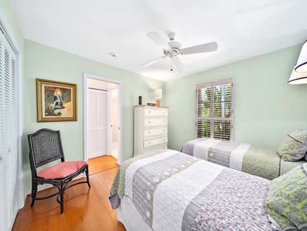 Luxury Four Bedroom Sanibel Vacation Home Close to Beach