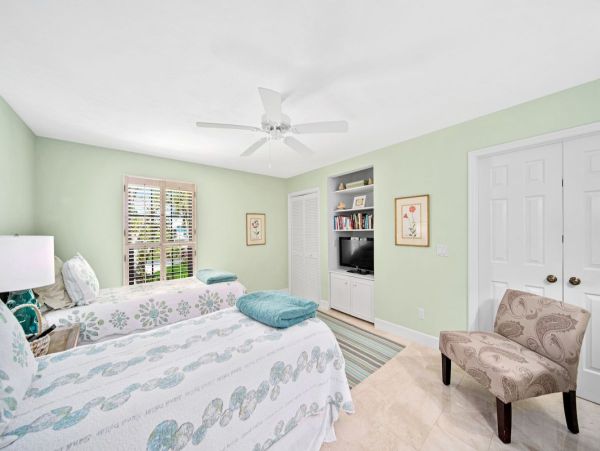 Luxury Four Bedroom Sanibel Vacation Home Close to Beach