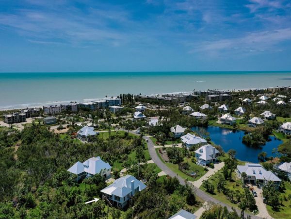 Luxury Four Bedroom Sanibel Vacation Home Close to Beach