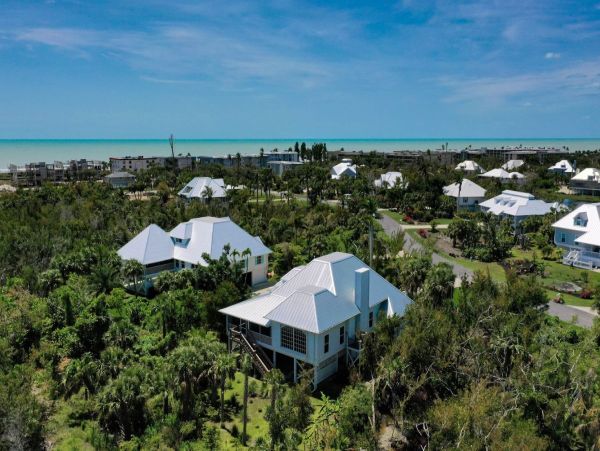 Luxury Four Bedroom Sanibel Vacation Home Close to Beach